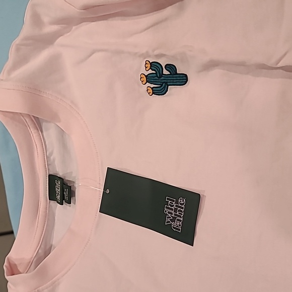 ❤️10/$16 New wild fable cactus shirt - Picture 3 of 3